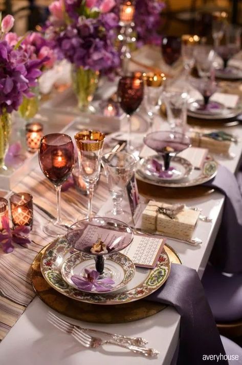 Gold Christmas Tablescapes, Purple Table Settings, Pretty Table Settings, Purple Table, Tablescape Inspiration, Table Setting Decor, Beautiful Table Settings, Elegant Table Settings, Radiant Orchid