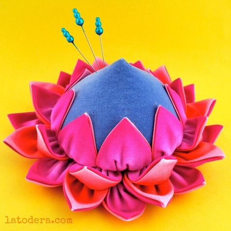 Pincushion Tutorial, Drawstring Bag Pattern, Pin Cushions Patterns, Protea Flower, Flower Handbag, Kanzashi Flowers, Beginner Sewing Projects Easy, Pouch Pattern, Fabric Flower