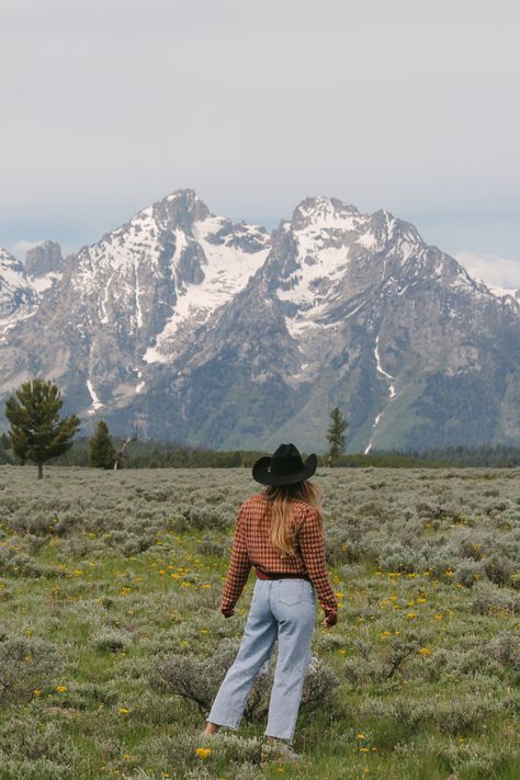 Western Mountain Cowgirl Outfits, Western Mountain Cowgirl, Yellowstone Instagram Pictures, Wyoming Picture Ideas, Montana Cowgirl Aesthetic, Montana Cowboy Aesthetic, Winter Country Aesthetic, Mountain Cowgirl Outfits, Crunchy Cowgirl Aesthetic