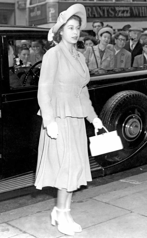 <p>Princess Elizabeth sported a smart double-breasted coat before boarding a Royal Navy aircraft en route to South Africa.</p> Elisabeth 2, Royal Films, Elizabeth 2, Rainha Elizabeth Ii, Suit Hat, Floral Frocks, Princess Photo, Elisabeth Ii, Prince Phillip