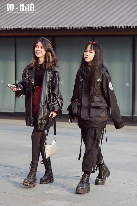 Punk Outfits Feminine, Goth Kpop Outfit, Winter Alt Outfits Cold Weather, Goth Winter Outfits Cold, Autumn Goth Outfits, Punk Winter Outfits, Grunge Winter Outfits Cold, Winter Grunge Outfits Cold Weather, Grunge Outfits Winter