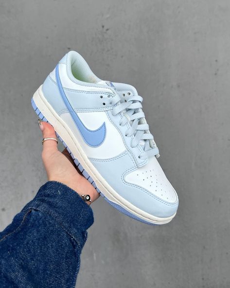 Nike Shoes Light Blue, Nike Bleu, Custom Sneakers Diy, Custom Shoes Diy, Trendy Shoes Sneakers, Nike Fashion Shoes, Preppy Shoes, Pretty Shoes Sneakers, All Nike Shoes