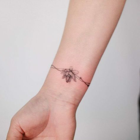 101 Best Feminine Bracelet Tattoo Ideas That Will Blow Your Mind 15 Outsons Lotus Bracelet Tattoo, Flower Bracelet Tattoo, Bracelet Tattoo Ideas, Braclet Tattoo, Arm Cuff Tattoo, Bracelet Tatoo, Small Flower Tattoos For Women, Charm Bracelet Tattoo, Delicate Tattoos For Women