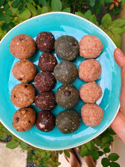 meet the source bliss balls (four recipes!) Endo Recipes, Meet Balls, No Bake Balls, Shut The Kale Up, Healthy Desserts Gluten Free, Protein Balls Healthy, Fruit And Nut Bars, Protein Balls Recipes, Snack Bites