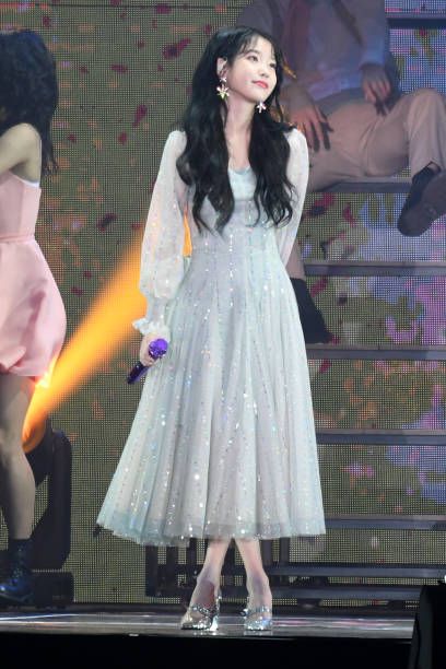 Iu Pictures and Photos Iu Palette Outfit, Iu Dress Fashion, Iu Outfits Dresses, Iu Gown, Korean Dress Ideas, Kpop Idols Outfits, Iu Pictures, Korean Dress Elegant, Iu Outfits