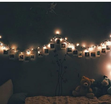 Ferry Lights Decoration Bedroom, Uni Room Decor, Bedroom Fairy Lights, Fairy Lights Photos, Fairy Lights Room, Photo Walls Bedroom, Simple Wall Paintings, Modern Room Design, Colorful Decorations