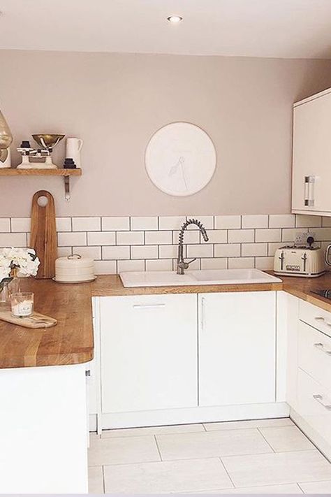 Cream Oak Kitchen, Cream Kitchen Oak Worktop, Light Wood Worktop Kitchen, White Kitchen With Wood Worktop, Cream Kitchen With Wooden Worktop, White Kitchen With Oak Worktop, Oak Top Kitchen, White Kitchen Wood Worktop, Kitchen Cream And Wood