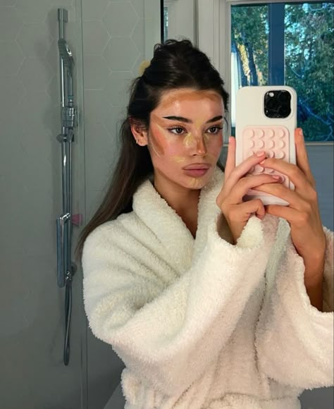 Simple Selfie Ideas, Mirror Instagram Story, Natural Simple Makeup, Makeup Winter, Cat Eye Eyeliner, Pretty Robes, Better Everyday, Dirty Mirror, Contour Tutorial