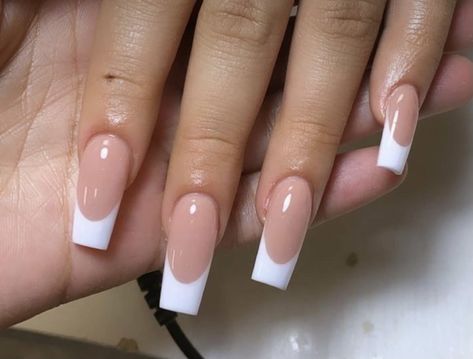 White Medium French Tip Nails, White French Tip Nails Square Medium, White French Tip Nails Medium Length, Soft White French Tip Nails, Curved French Tip Nails, White French Nails Ideas, Armani Hotel, Nagellack Trends, Square Nail Designs