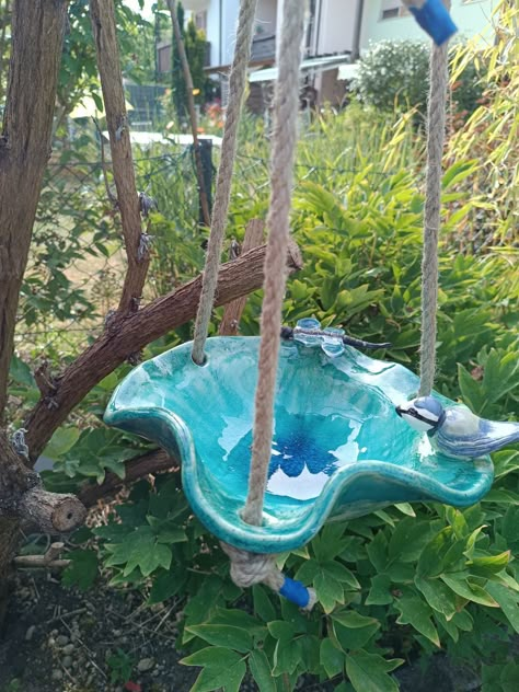 Pottery Bird Bath Ideas, Pottery Bird Bath, Pottery Functional, Ceramic Bird Bath, Glass Bird Bath, Clay Pot Crafts, Slab Pottery, Ceramic Birds, Salt Dough