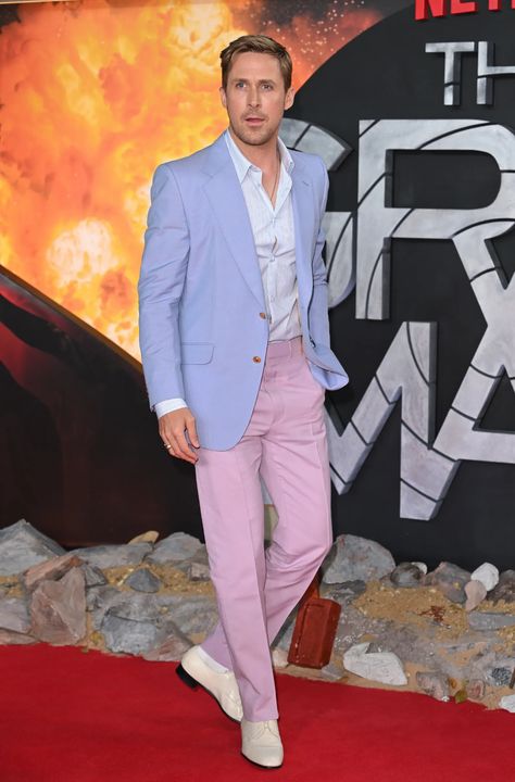 Ryan Gosling 2022, Ryan Gosling Barbie, Ken Outfits, Pink Shirt Outfit, Ryan Gosling Style, Barbie Inspiration, The Gray Man, Outfit Barbie, Barbie Theme Party