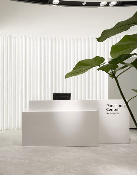 Gallery of Panasonic Center / LDL Design - 16 Beauty Center Design, White Office Interior, White Reception Counter, White Reception Table, Beauty Interior Design, White Reception Desk, Office Reception Design, Interaktives Design, Studio Medico