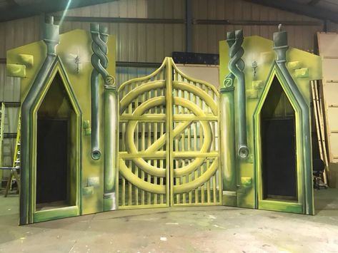 Emerald City Gates copy – UK Productions Emerald City Theme, Emerald City Wizard Of Oz, Emerald City Party, Halloween Booth, Wizard Of Oz Play, Wizard Of Oz Musical, Wizard Of Oz Decor, Stage Ideas, Gate Ideas