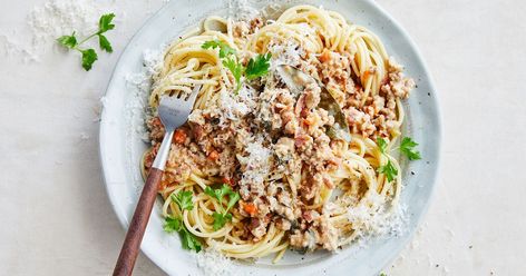 White bolognese recipe White Bolognese, Mint Slice, Winter Health, Fast Meals, Pasta Easy, Cheese Sandwich Recipes, Easy Pasta Dinner, Bolognese Recipe, Easy Pasta Dishes