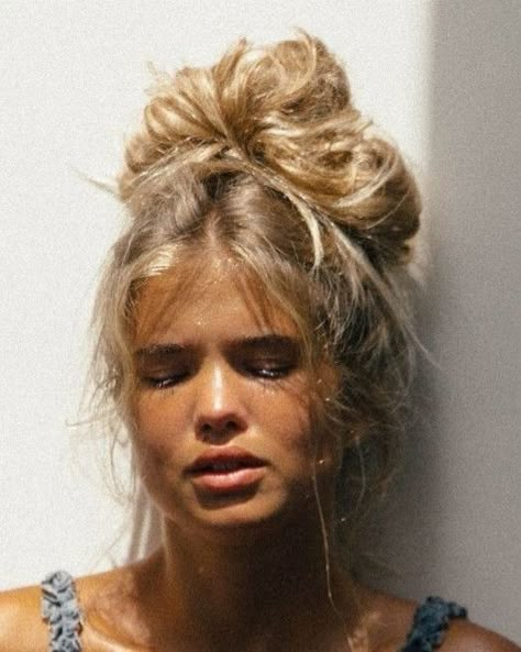 Summer Hairstyles Medium Length, Messy Hair Hairstyles, Messy Pixie Hairstyles, Messy Hair Ideas, Style Vision Board, 2025 Hairstyles, Vision Board Fashion, Aesthetic Vintage Photography, Tanned Blonde