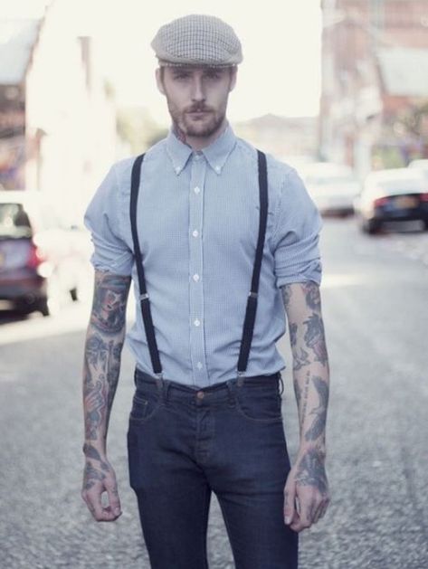 look-retro-accessoire-année-50-bretelles-homme-style-vintage Man With Tattoos, Suspenders Fashion, Mode Rockabilly, Herren Style, Suspenders Men, Hipster Man, Guy Style, Hipster Mens Fashion, Neue Outfits