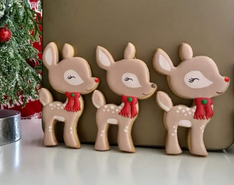 Deer Cookies, Reindeer Royal Icing Cookies, Reindeer Cookies Decorated, Christmas Deer Cookies Decorated, Rain Deer Cookies, Gingerbread Cookies Reindeer, Gingerbread Rain Deer, Gingerbread Reindeer, Cow Cookies