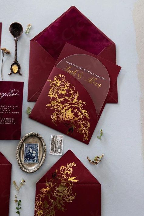 Burgundy Acrylic Wedding Invitations Velvet invitations - Etsy Kanada Burgundy Acrylic, Velvet Invitation, Chinese Wedding Invitation, Box Wedding Invitations, Place Wedding, Luxury Wedding Decor, Burgundy Wedding Invitations, Acrylic Wedding Invitations, Ticket Invitation