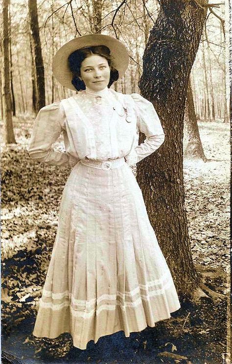 Edwardian teenage girl. Grown up dress but youthful style (for then), short skirt and hair tied back with a huge bow instead of pinned up. Edwardian Lady, 1910s Fashion, Portrait Vintage, Edwardian Dress, Retro Pin Up, Edwardian Era, Edwardian Fashion, Vintage Portraits, Rabbit Hole