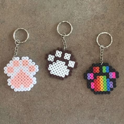 Perler Bead Keychain Ideas, Pyssla Ideas Cute, Pyssla Ideas Easy, Hama Pearls Ideas, Fuse Beads Ideas Cute, Pisla Ideas, Small Perler Beads Ideas, Easy Perler Beads, Pyssla Ideas