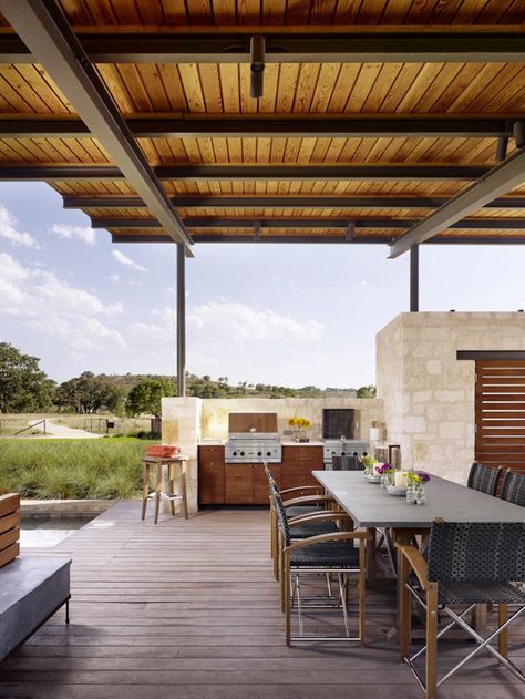 Stunning open air pavilion in Texas: Story Pool House Pool Pavilions, Modern Cabana, Pergola Metal, Rustic Outdoor Kitchens, Lake Flato, House Lake, Indoor Outdoor Kitchen, Outdoor Kitchen Decor, Kitchen Design Diy