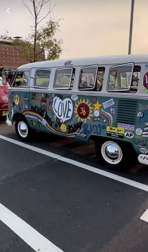 Hippie Christian, Combi Hippie, Vintage Vw Camper, Cute Hairless Cat, Volkswagen Beetle Vintage, Hippie Car, Kombi Home, Hippie Bus, Vintage Vw Bus