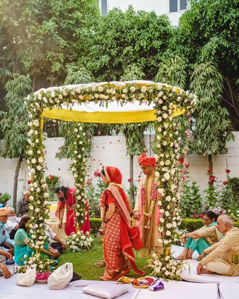 Hindu Backyard Wedding, Backyard Hindu Wedding, Cute Backyard Wedding, Backyard Indian Wedding, House Wedding Ideas Small Indoor, Home Terrace Wedding Decor Indian, Intimate Indian Wedding At Home, Indian Wedding Intimate, Outdoor Indian Wedding Decor Gardens