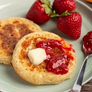 Crumpets | The Missing Lokness Breakfast Crumpets, Easy Brunch Ideas, Tea Party Foods, Sweet Pancakes, Griddle Cakes, Baking Soda Water, Tea Treats, Homemade Food Recipes, Bread Breakfast