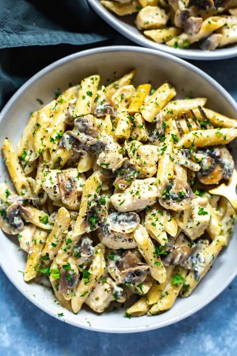 This Lighter Instant Pot Chicken Alfredo is made with half the cream and mushrooms for some extra added veggies - it's a healthier version of the classic pasta dish! Alfredo Meal Prep, Instant Pot Alfredo, Creamy Chicken Mushroom Pasta, Instant Pot Chicken Alfredo, Chicken Mushroom Pasta, Mushroom Recipes Pasta, Instant Pot Pasta Recipe, Pasta Noodle Recipe, Chicken Alfredo Recipes