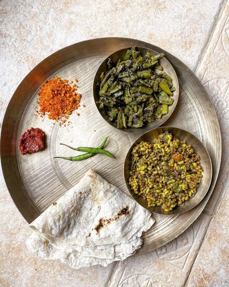 Roots on Instagram: “Have you ever tried this cuisine? Lingayt is a North Karnataka cuisine, encompassing the region of North Karnataka, has a diverse�…” North Karnataka Food, Karnataka Cuisine, Karnataka Food, Lunch Photos, Whatsapp Images, Food Projects, A Typical, Curries, Millet