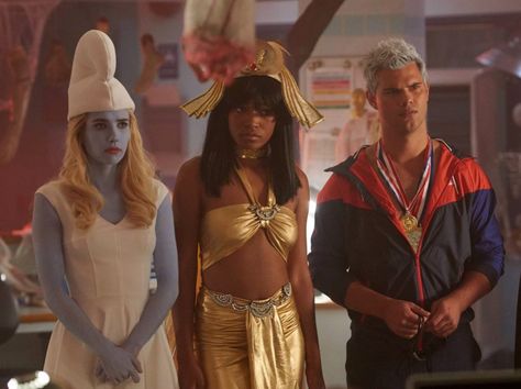 Scream Queens Season 2, Scream Costume, Halloween Episodes, Halloween Costumes 2016, Queen Outfit, Diy Halloween Costumes Easy, Scream Queens, Lea Michele, Emma Roberts