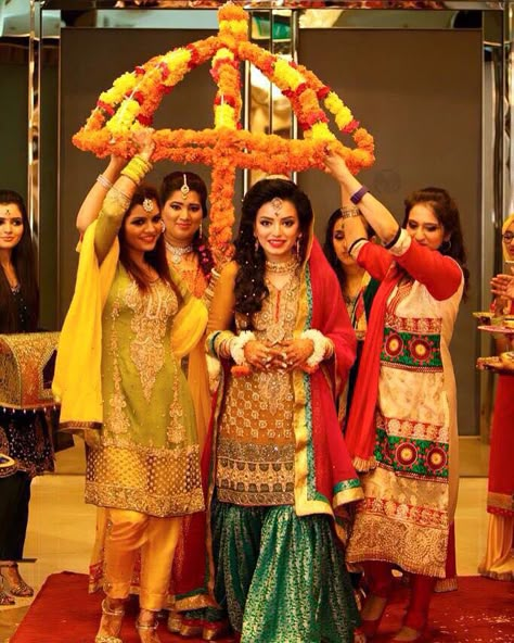 Thanks for sharing Sana☺️ #pakistaniweddings #bridal #bride #couture Mehndi Entry Ideas, Mehndi Entry, Entry Ideas For Bride, Mehndi Entrance Ideas Brides, Bride Haldi Entry Ideas, Haldi Decoration With Umbrella, Haldi Entry For Bride, Haldi Entry Ideas For Bride And Groom, Bride Entrance