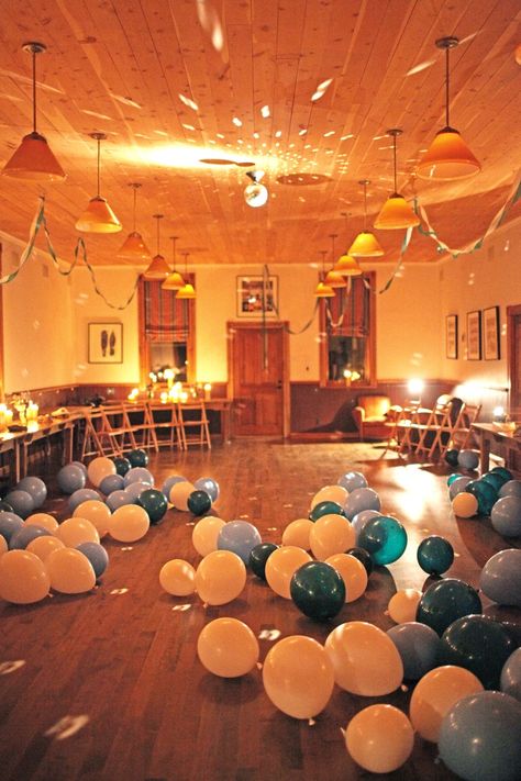 balloons on the floor and twisted garlands (Max Wanger blog) 21 Balloons, Holy Communion Party, 50th Birthday Party Decorations, Graduation Party Planning, Bubble Party, Xmas Dinner, Up Balloons, Balloon Decorations Party, Dream Decor