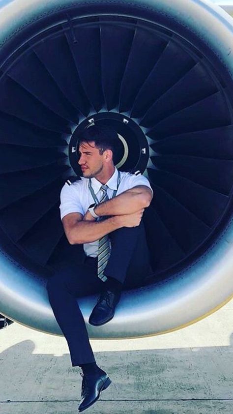 Pilot Aesthetic Male, Aesthetic Pilot Pictures, Airline Pilot Men, Male Pilot Aesthetic Airplane, Hot Pilot, Pilot Photoshoot, Ugly Love Aesthetic, Male Pilot, Pilot Taking Selfie