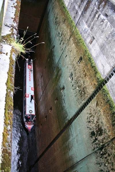 At 19ft 8.5 inches or 6M Tuel Lane Lock on The Rochdale Canal is the deepest in the UK..♔.... Canal Boats England, Canal Boat Narrowboat, Canal Boat Interior, Barge Boat, Canal Barge, Boat House Interior, Narrow Boats, Narrow Boat, Canal Boats