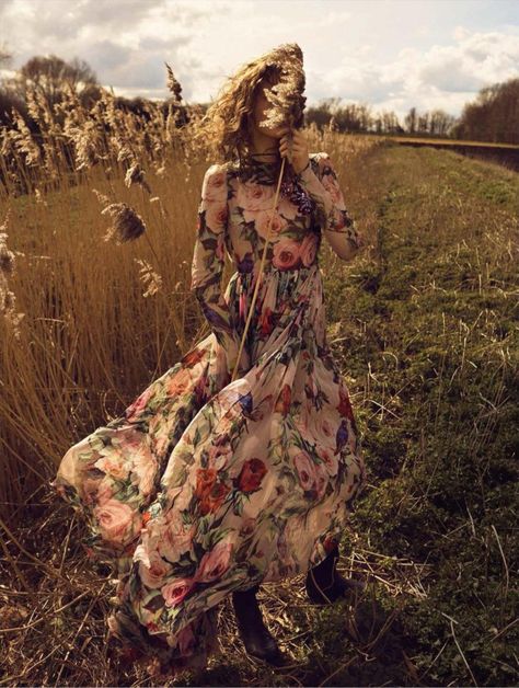 Emma Tempest, Floral Print Dress Outfit, Printed Dress Outfit, Editorial Vogue, Blowing In The Wind, Vogue Spain, Photoshoot Idea, Mode Boho, Bohol