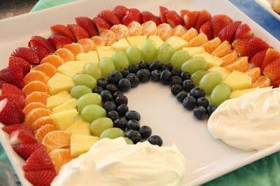 Fruit Rainbow--strawberries, clementines, pineapple, grapes, blue berries and whip! Healthy Kids Party Food, Unicorn Food, Kids Fruit, Fingerfood Party, Fruit Displays, Fruit Kabobs, Fruits For Kids, Kabob Recipes, Rainbow Fruit