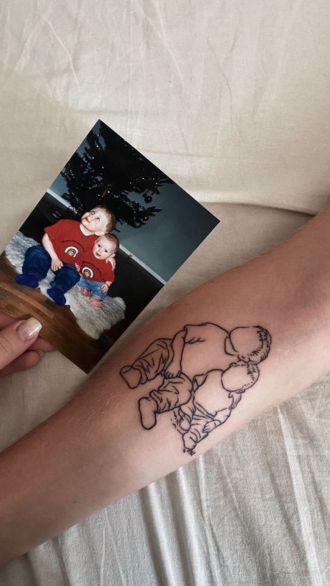 Sibling Silhouette Tattoo, Aesthetic Family Tattoo, Silhouette Tattoos Family, Outline Of Picture Tattoo, Picture Outline Tattoo, Brother Tattoo Ideas, Brother Tattoo, Popular Tattoo Designs, Brother And Sister Tattoo Ideas