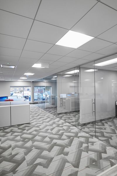 Get a flawless, continuous line throughout your ceiling design with Rockfon Chicago Metallic® 4600 Ultraline™ 9/16" grid. Even better? Our suspension systems meet a Class-A flame spread rating in accordance with ASTM standard E1264-08 to ensure performance and aesthetics PC: Bochsler Photo Imaging #officedesign #healthyoffice #wellcertified #wellbuildingstandard #healthybuildings #health #wellbeingatwork #wellbeing #indoorairquality #design #sustainable #construction #interiors #interiordesign Office Grid Ceiling Design, Office Grid Ceiling, Grid Ceiling Office, Grid Ceiling Design, Metal Grid Ceiling, Grid False Ceiling, Office False Ceiling, Tile Lights, Office Ceiling Design