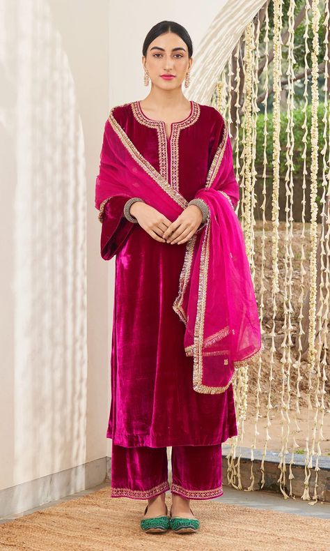 Basic Trendy Outfits, Punjabi Suits Designer Boutique Party Wear, Pink Velvet Suit, Latest Velvet Suit Designs, Simple Suit Designs, Latest Punjabi Suits, Velvet Suit Design, Dabka Work, Velvet Dupatta