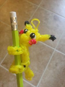 Rainbow Loom Pikachu, Rainbow Loom Keychain, Rainbow Loom Easy, Loom Band Animals, Rainbow Loom Characters, Loom Band Patterns Instructions, Rainbow Loom Animals, Loom Animals, Loom Bands Tutorial