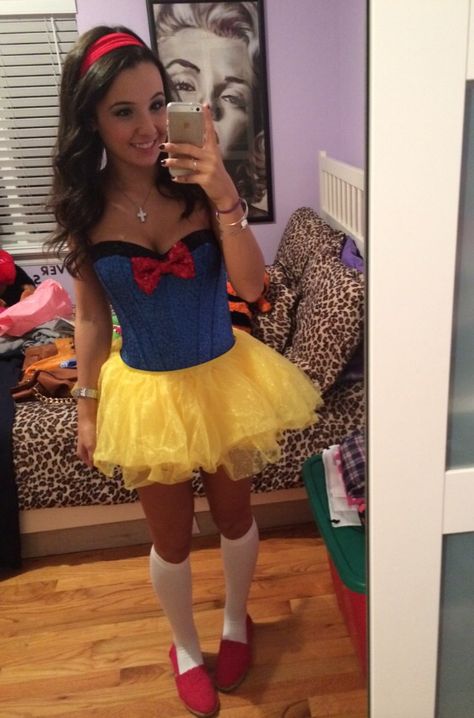 Snow White Adult Costume, Diy Snow White Costume For Women, Snow White Costume College, Snowhite Costume, Snow White Costume Women, Disney Halloween Costumes Diy, Diy Snow White Costume, Custome Ideas, Adult Costumes Diy