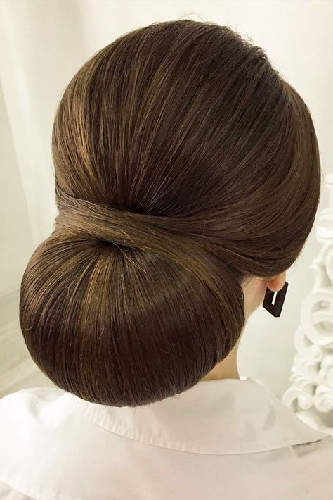 Sleek Updo Hairstyle With A Voluminous Bun #sleekbu #sleekupdo Sleek Hair Updo, Voluminous Bun, Gorgeous Updos, Formal Updo, Sanggul Modern, Classic Wedding Hair, Occasion Hair, Bridal Bun, Classic Updo