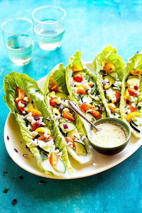 Greek Salad Boats with Oregano Feta Hummus - #greeksalad #vegetarian #glutenfree - CaliZona Feta Hummus, Salad Boats, Gluten Free Vegetarian Recipes, Italian Appetizers, Best Vegetarian Recipes, Beautiful Food Photography, Cucumber Tomato, Paleo Whole 30, Breakfast Meal Prep