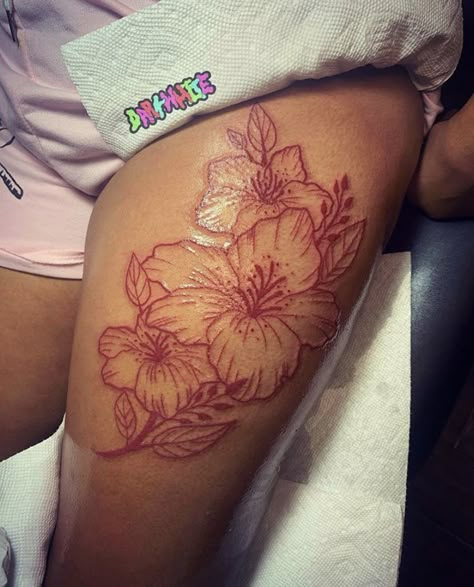 Hibiscus Tattoo Black Women, Red Thigh Tattoos Women, Red Flower Back Tattoo, Thigh Tattoos Color, Sholdertatoos Women, Thigh Tattoos Women Black Woman, Red Ink Tattoos On Black People, Thigh Tattoos Women Black, Exotic Flower Tattoos