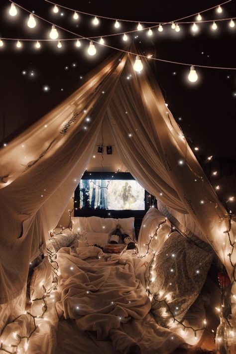 Bedroom Fort Romantic, Attic Decoration Ideas, Aesthetic Sleepover Room, Bedroom Aesthetic Night Lights, Sleep Over Ideas Aesthetic, Sleepover Places To Sleep, Aesthetic Fort Ideas, Fort Bedroom, Sleepover Ideas Decor