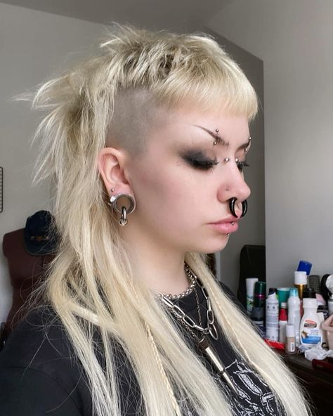 Punk Hair Women, Alt Hair, Emo Girl Hairstyles, Facial Piercings, Grunge Makeup, Stretched Ears, Alternative Hair, Grunge Hair, Hair Inspo Color