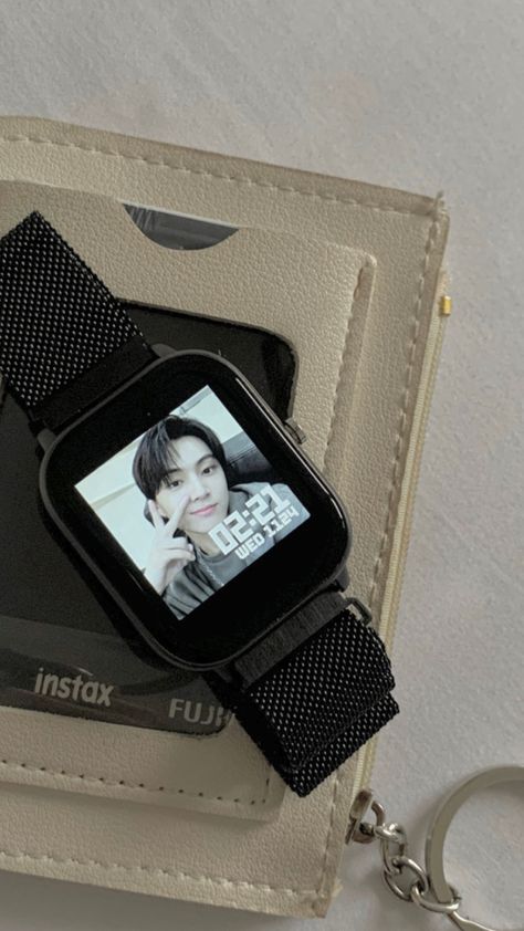 Kpop Apple Watch, Apple Watch Wallpaper Kpop, Smart Watch Aesthetic, Smartwatch Aesthetic, Smart Watch Iphone, Lock Screen Wallpaper Iphone, Trendy Watches, Blush Nails, Watch Wallpaper