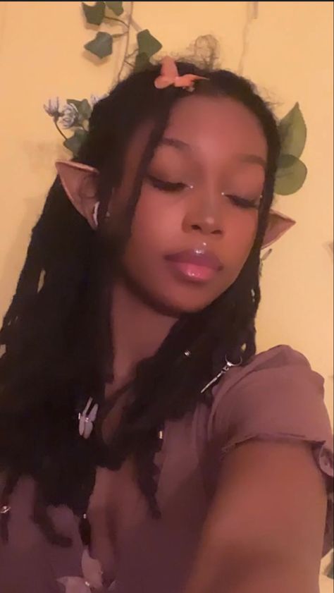 #locs #blackgirlaesthetic #blackgirlmakeup #crystals #blackgitlcrystals #hippie #locd #locdgirls #blackgirlshairstyles #sunsetlamp #fairycore #fairy #blackfairy #fairyaesthetic Locs With Crystals, Fairy Core Hairstyles, Fairy Hair Ideas, Fairycore Hairstyle, Black Fairy Core, Black Faerie, Fairy Grunge Makeup, Fairy Core Makeup, Black Fairy Aesthetic