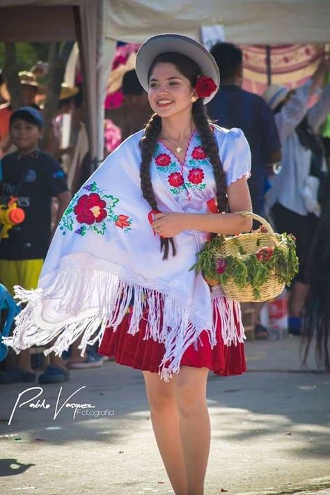 Admiring Latina Cultural Dress Peruvian Dress, Peruvian Clothing, Latina Clothes, Princes Fashion, Latina Outfits, Mexican Fashion, Latina Fashion, Girl Celebrities, Fashion Costume